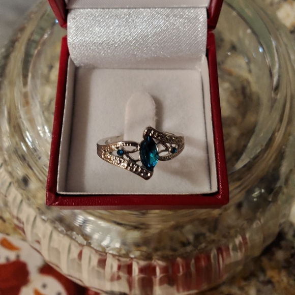 Semi Blue stone crystal filled round shape ring - Picture 2 of 6